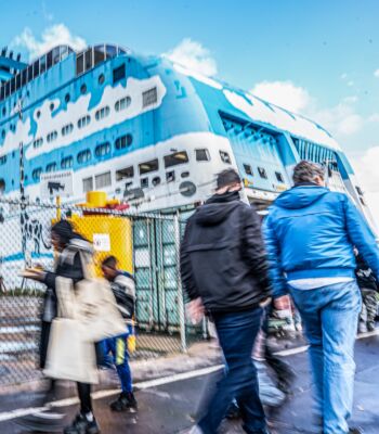Amsterdam, Nederland, 28/09/24 | Vluchtelingen op het vluchtelingencruiseschip Galaxy, aangemeerd in Amsterdam, tijdens de Open azc-dag. Deze unieke locatie werd opengesteld als onderdeel van een landelijke campagne om meer inzicht te geven in de opvang van asielzoekers door het Centraal Orgaan opvang asielzoekers (COA). Foto: ANP / Hollandse Hoogte / Joris van Gennip