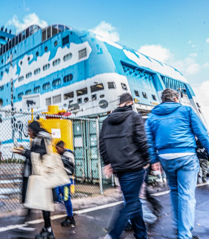 Amsterdam, Nederland, 28/09/24 | Vluchtelingen op het vluchtelingencruiseschip Galaxy, aangemeerd in Amsterdam, tijdens de Open azc-dag. Deze unieke locatie werd opengesteld als onderdeel van een landelijke campagne om meer inzicht te geven in de opvang van asielzoekers door het Centraal Orgaan opvang asielzoekers (COA). Foto: ANP / Hollandse Hoogte / Joris van Gennip